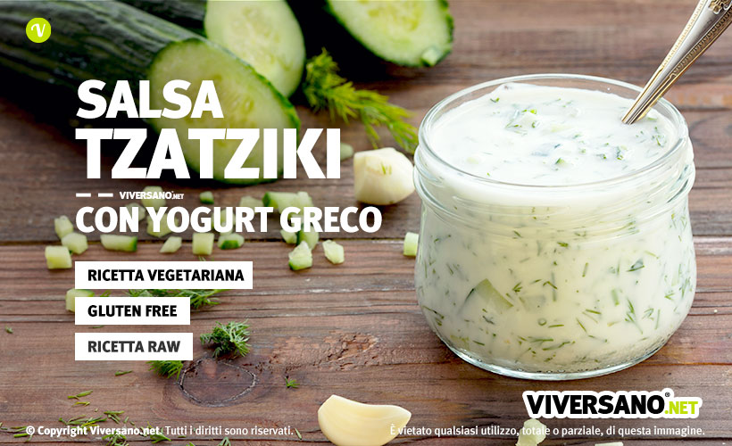 Immagine di vasetto pieno di salsa greca tzatziki e cetrioli sullo sfondo