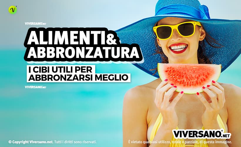 Immagine di donna con cappello che mangia anguria al mare