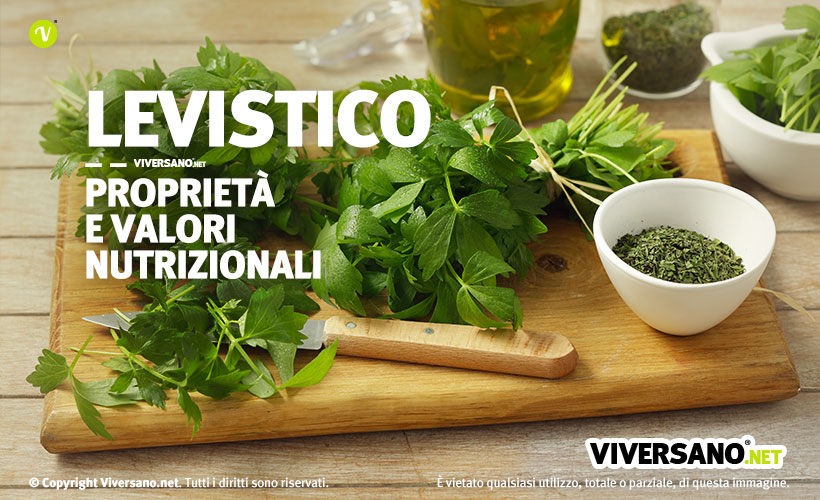 Immagine di levistico fresco posizionato sopra un tagliere