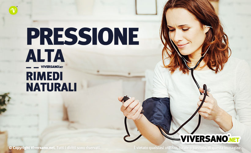 Immagine di donna si misura la pressione sanguigna