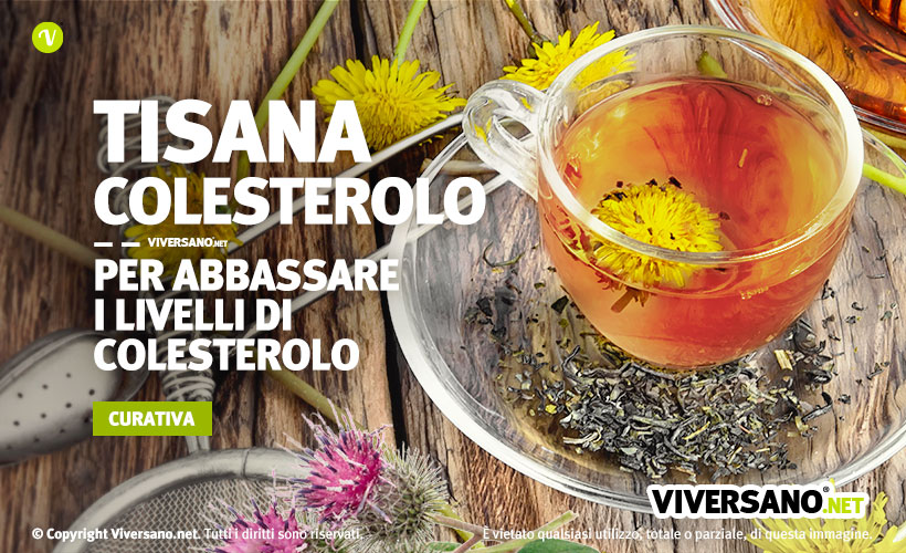 Bicchiere pieno di tisana con tarassaco e bardana