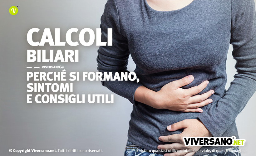 Donna con dolore all'addome causato dai calcoli biliari