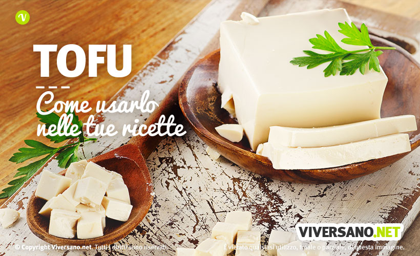 Tofu fresco tagliato a dadini sopra un tavolo