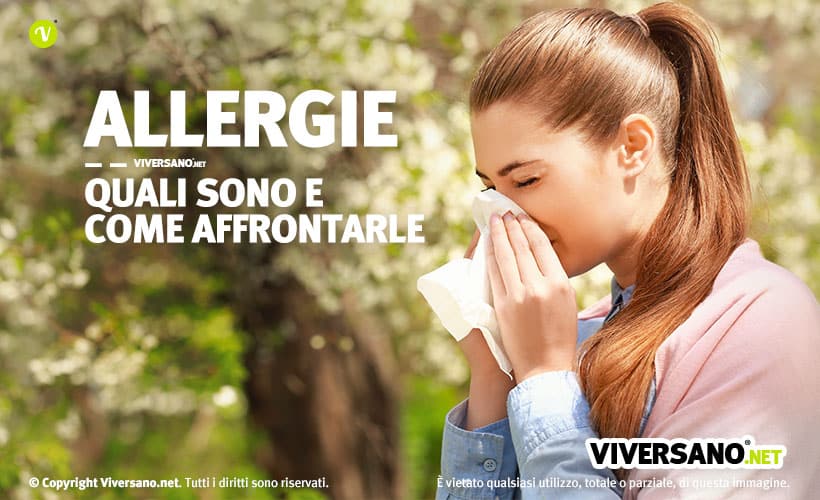 Donna allergica che si soffia il naso