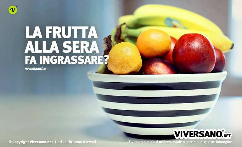 Cesto di frutta mista sopra un tavolo