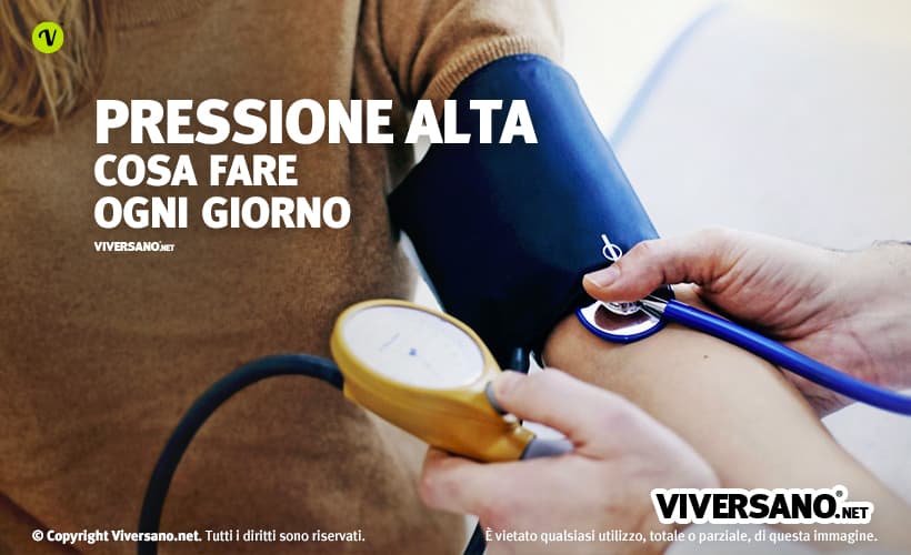 Medico con misuratore di pressione