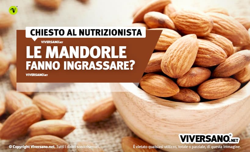 Mandorle sfuse in un contenitore