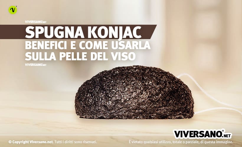 Spugna konjac nera sopra un tavolo