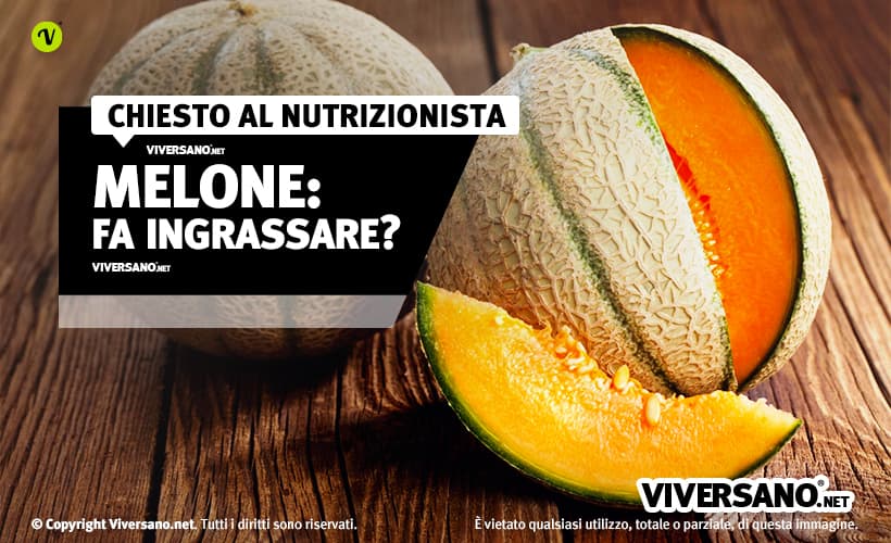 Melone tagliato e fetta di melone sopra un tavolo