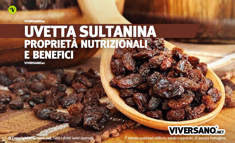 Uva passa sopra un cucchiaio di legno