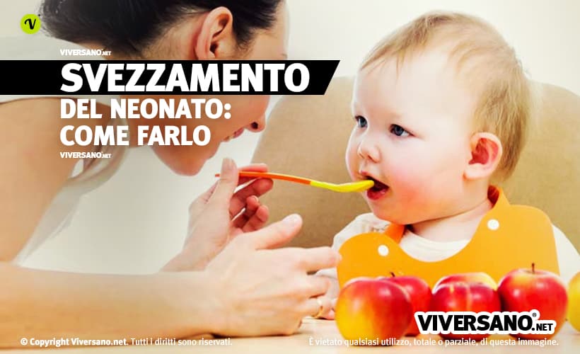 Neonato che mangia la prima pappa durante lo svezzamento