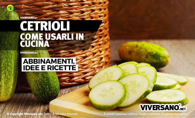 Cetrioli interi e a fette sopra un tavolo in cucina