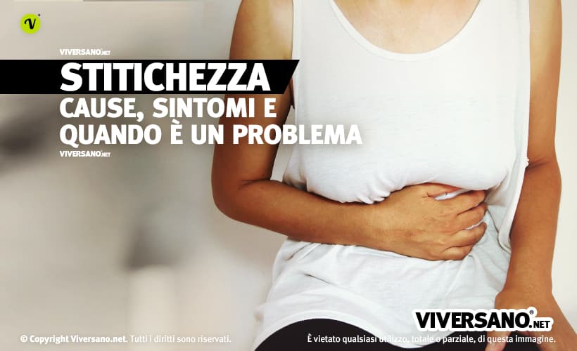 Donna con mal di pancia da stitichezza