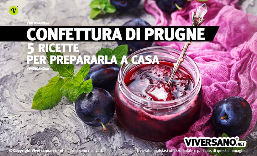 Marmellata di prugne con frutti interi sopra un tavolo