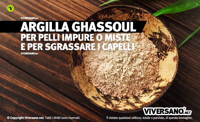 Argilla saponifera ghassoul sfusa in un contenitore