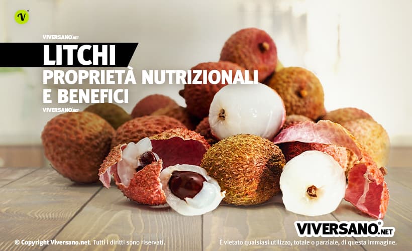 Litchi frutti sfusi e aperti sopra un tavolo