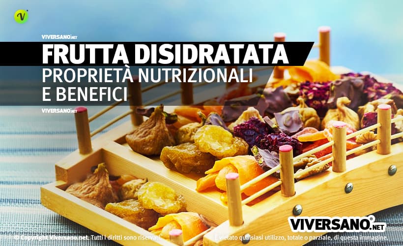 Frutta disidratata variegata disposta su contenitori