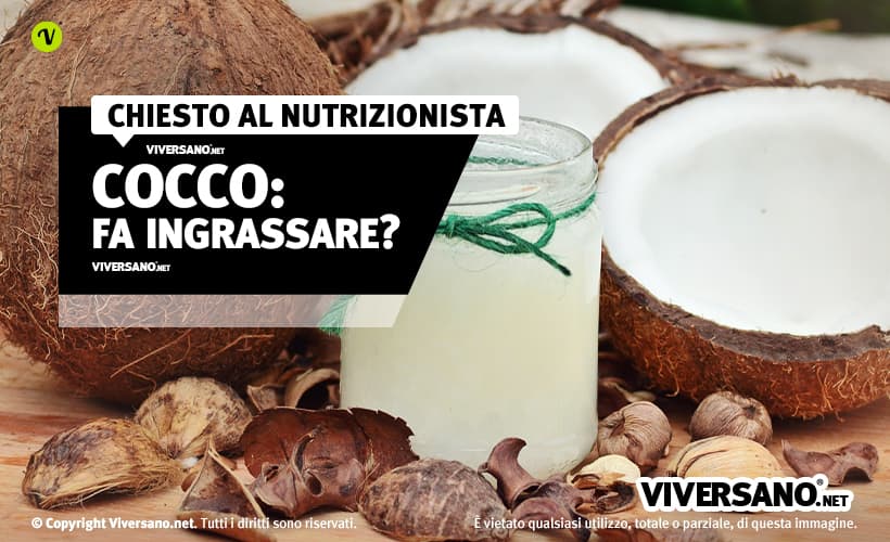 Noce di cocco aperta e acqua di cocco