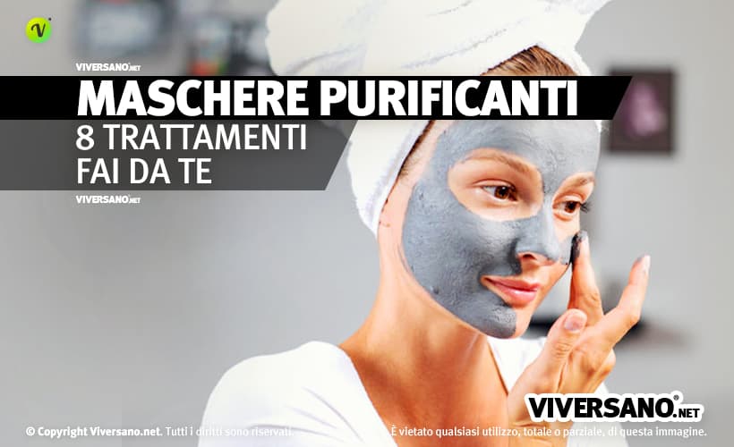 Donna che applica maschera viso purificante