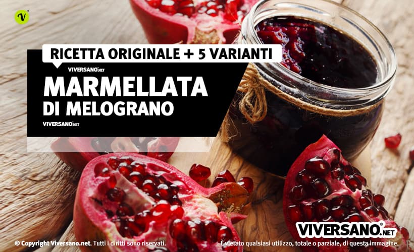 Marmellata di melograno con frutto aperto sopra un tavolo