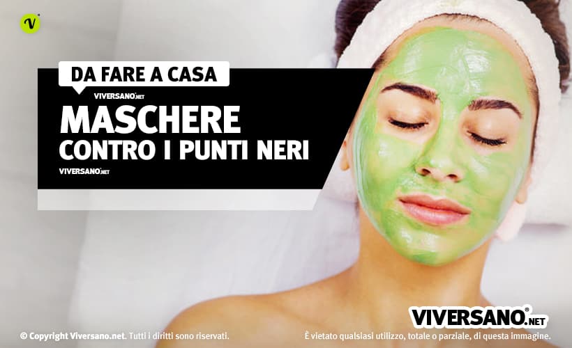 Donna con maschera sul visto contro i punti neri