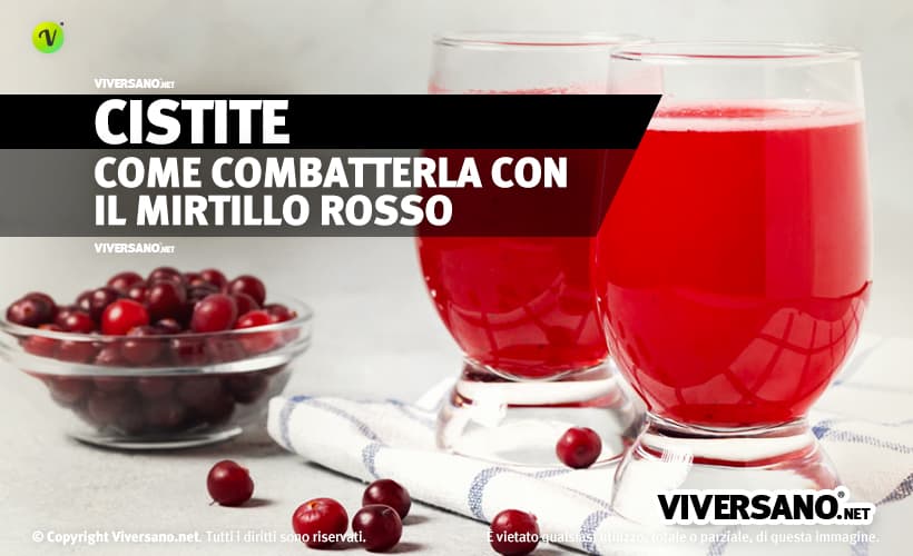 Succo di mirtillo rosso in un bicchiere da bere contro la cistite