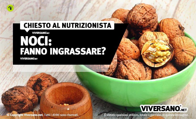 Noci sfuse in un contenitore verde