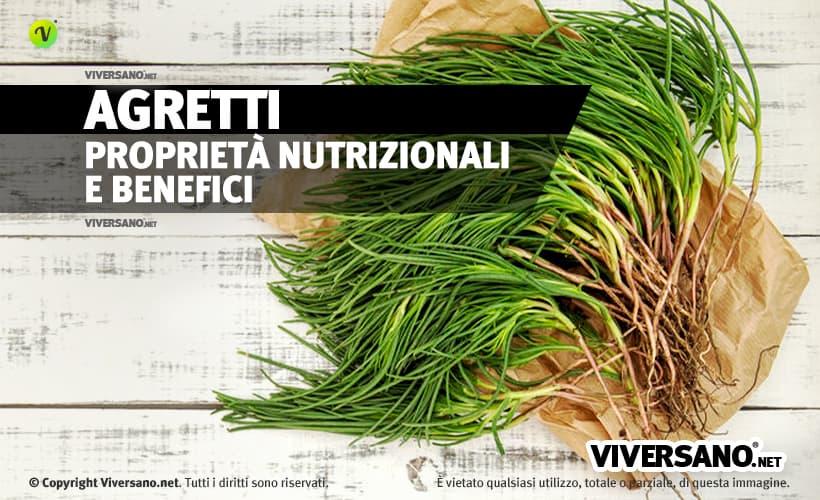 Agretti sfusi sopra un tavolo di legno