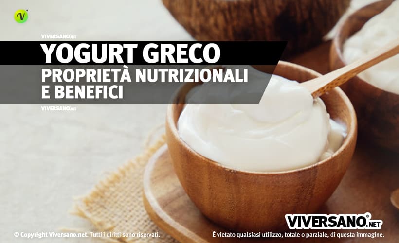 Yogurt greco in un contenitore di legno