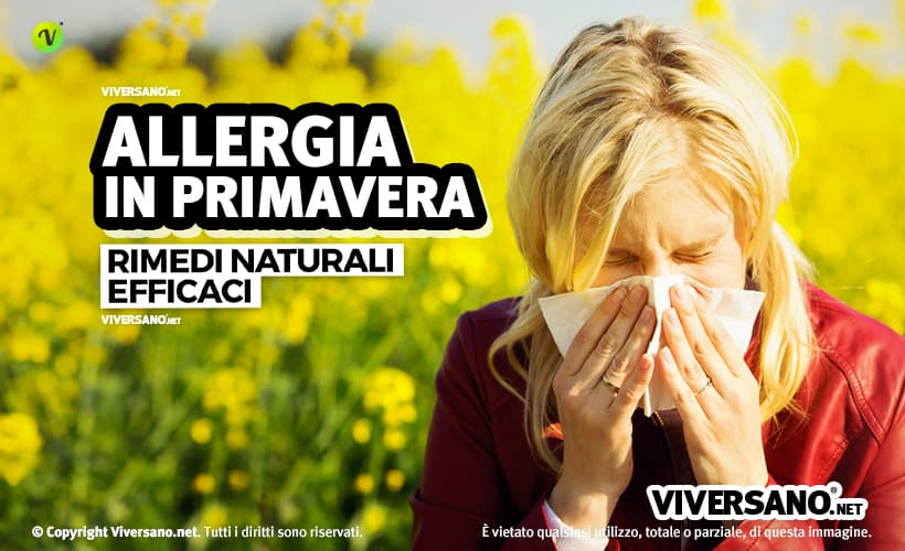 Donna con naso che cola causato da allergia ai pollini