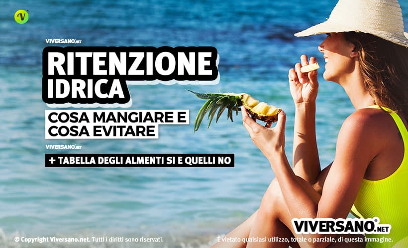 Donna al mare che mangia ananas drenante