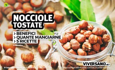 Nocciole tostate sfuse in un contenitore di vetro