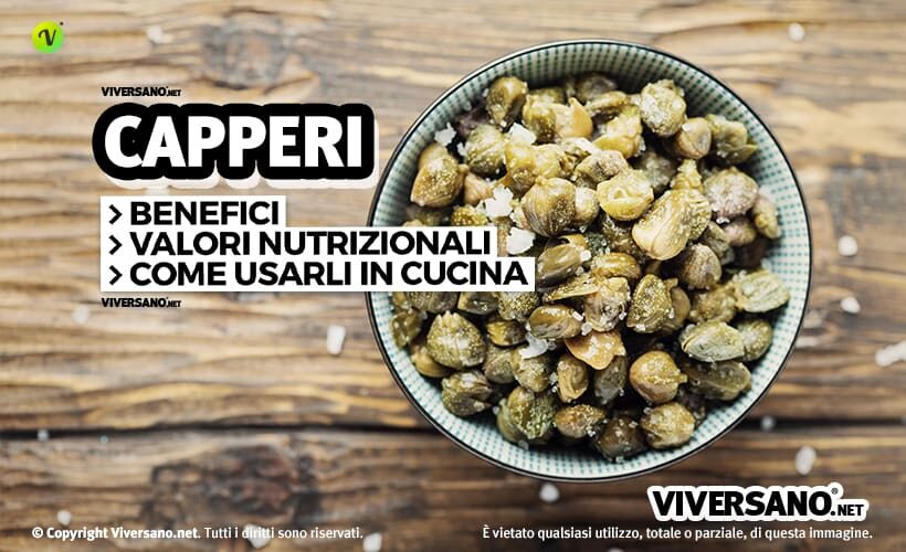 Capperi sotto sale in una ciotola di vetro