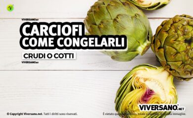 Carciofi sparsi sopra un tavolo di legno