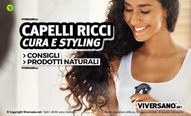 Donna che si cura i capelli ricci