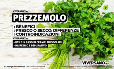 Prezzemolo sfuso sopra un tavolo